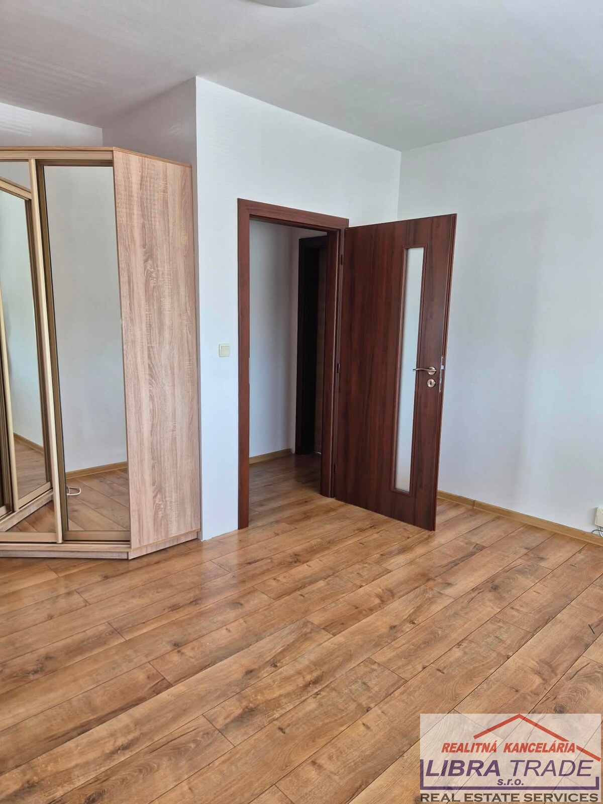 Na prenájom 3-izb.byt ul. S. H. Vajanského Nové Zámky. — foto 3