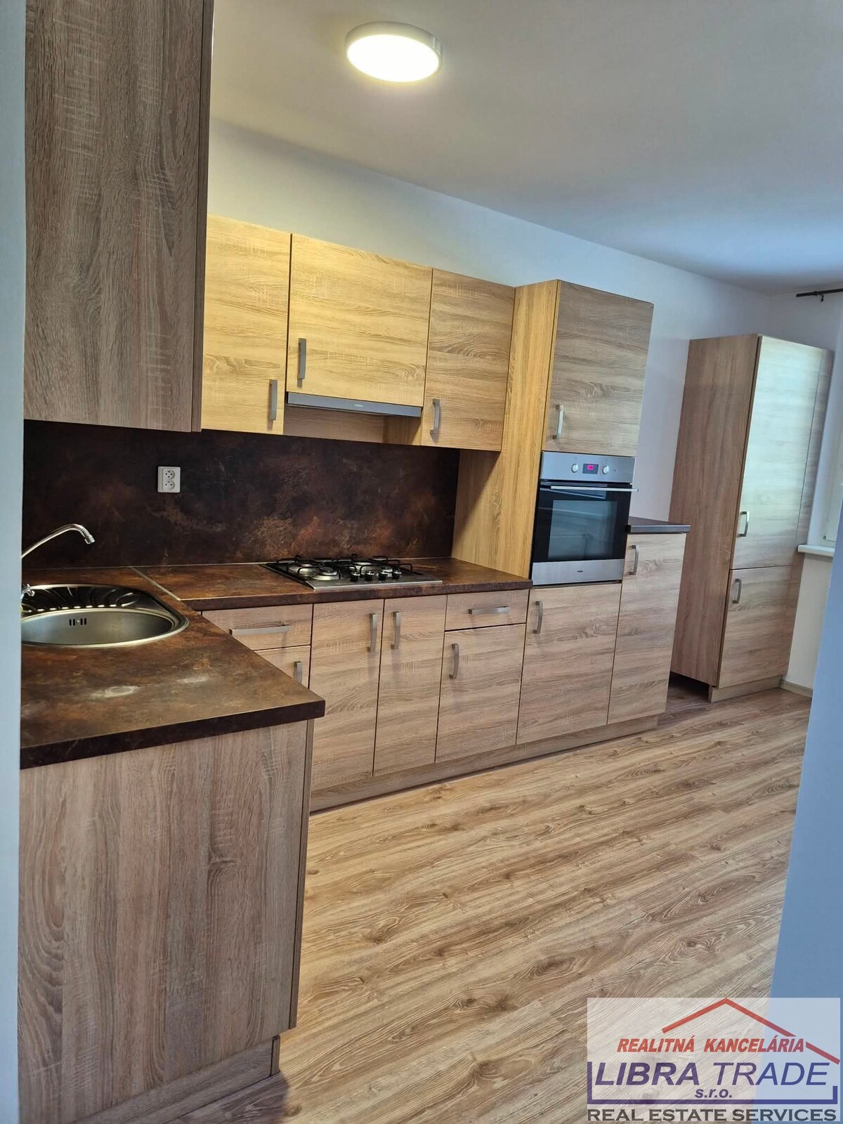 Na prenájom 3-izb.byt ul. S. H. Vajanského Nové Zámky. — foto 8
