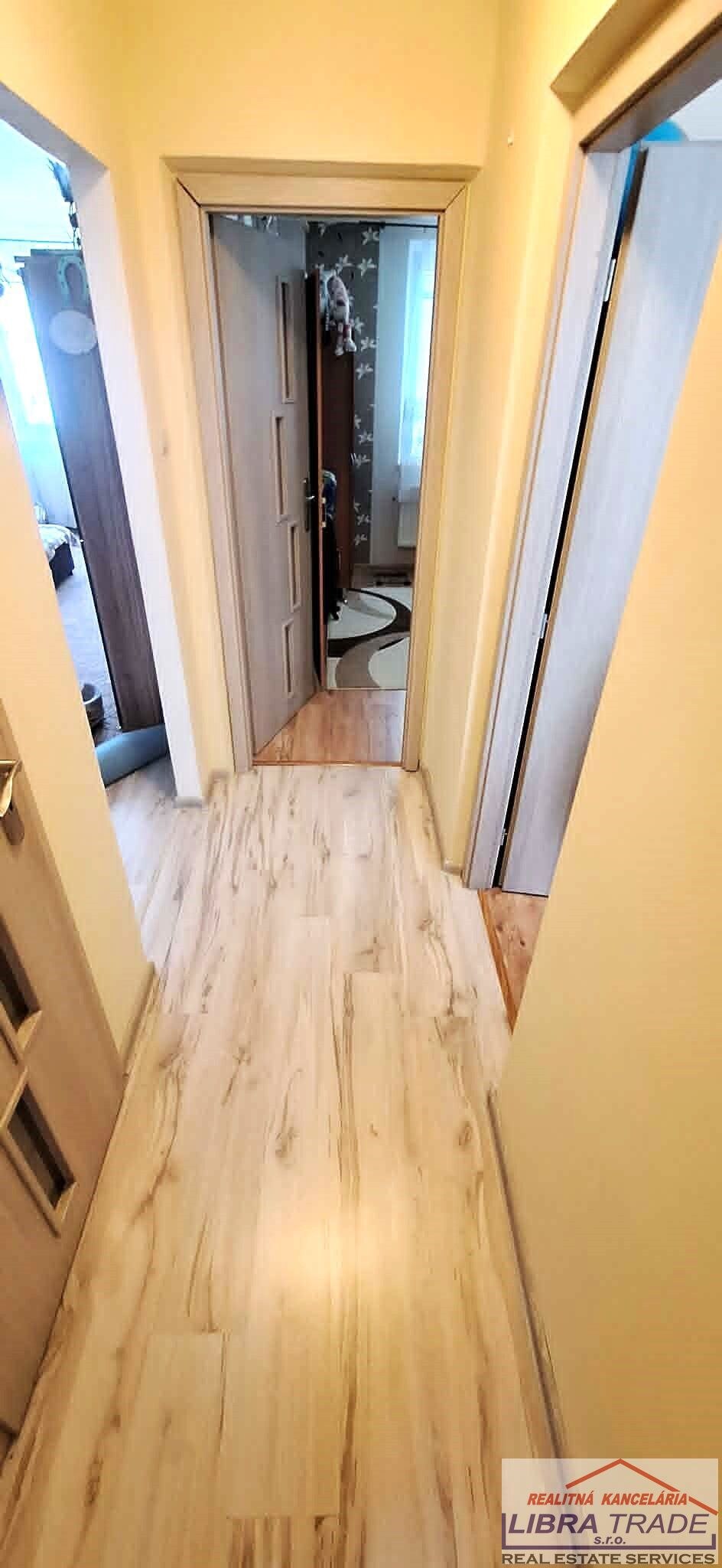 PREDAJ/VÝMENA ZA DOM - 3 izbový byt s loggiou po kompletnej rekonštrukcií na VII. sídlisku v Komárne  — foto 6