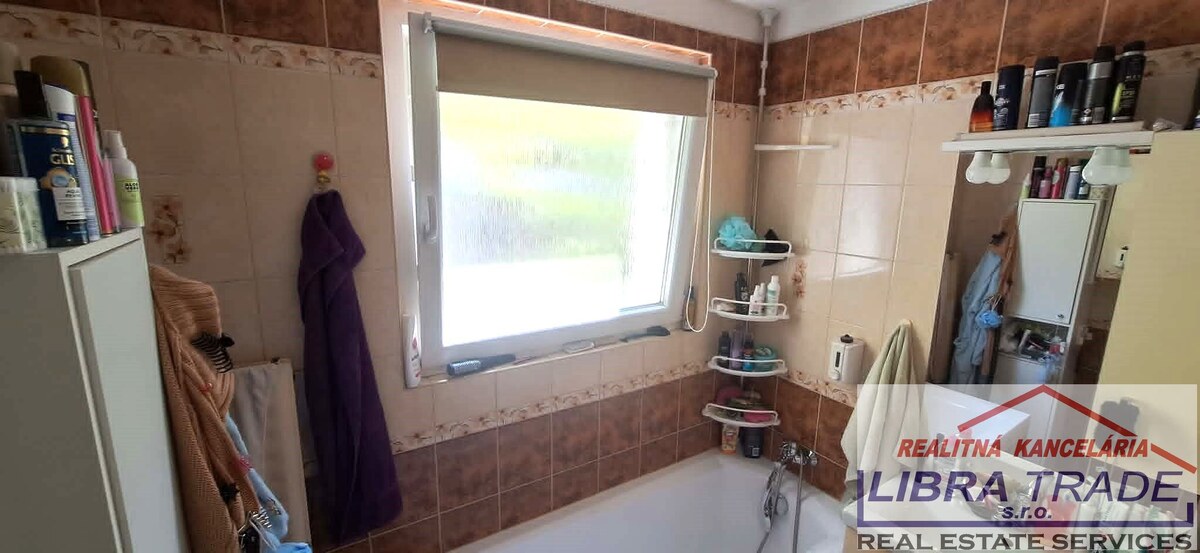 PREDAJ/VÝMENA ZA DOM - 3 izbový byt s loggiou po kompletnej rekonštrukcií na VII. sídlisku v Komárne  — foto 9