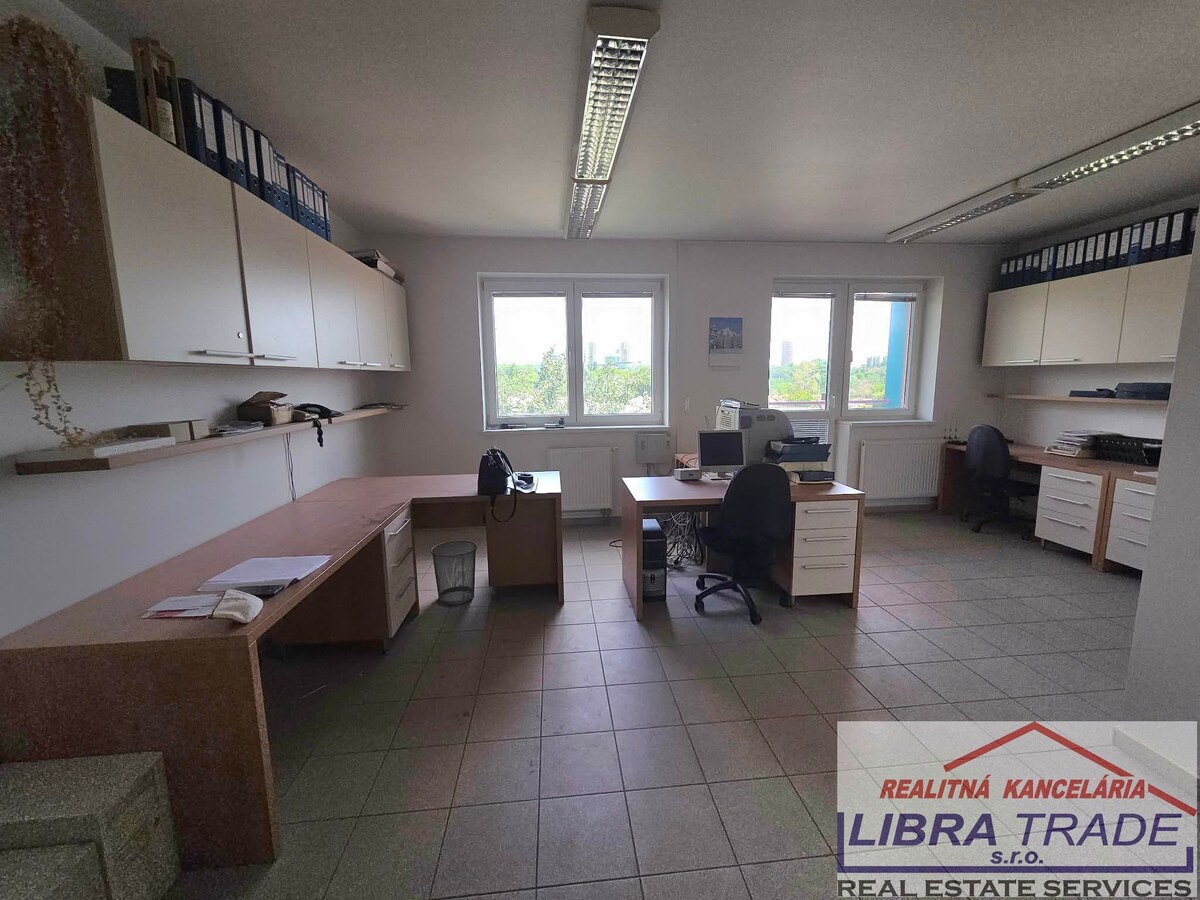  Bratislava-Petržalka Na predaj administratívne /nebytové/ priestory, kancelária.