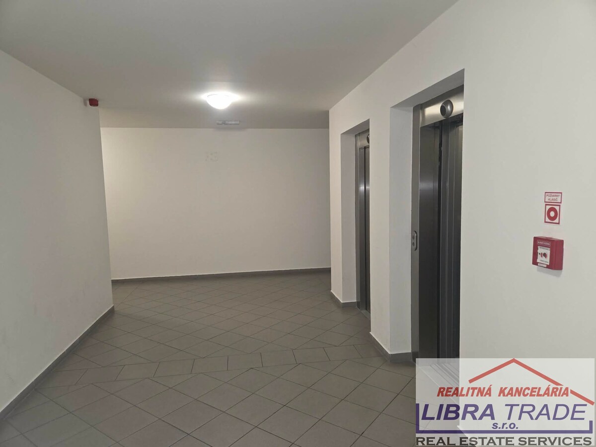  Bratislava-Petržalka Na predaj administratívne /nebytové/ priestory, kancelária. — foto 13