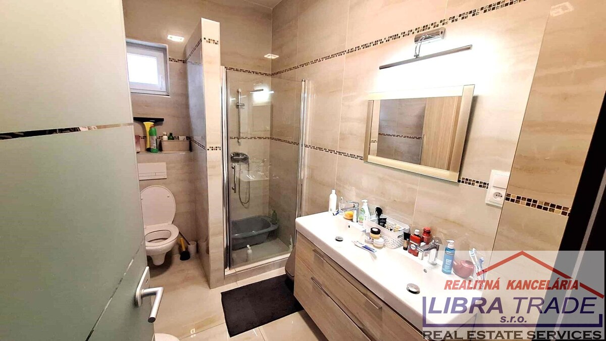 PREDAJ - Luxusného 5 izbového rodinného prízemného domu s krytým bazénom terasami a garážami v Komárne NOVOSTAVBA! DOHODA MOŽNÁ! — foto 24