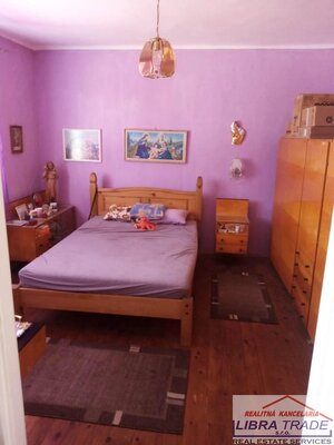 PREDAJ - Čiastočne prerobený 5 izbový poschodový rodinný dom so záhradou a garážou v obci IŽA — foto 12