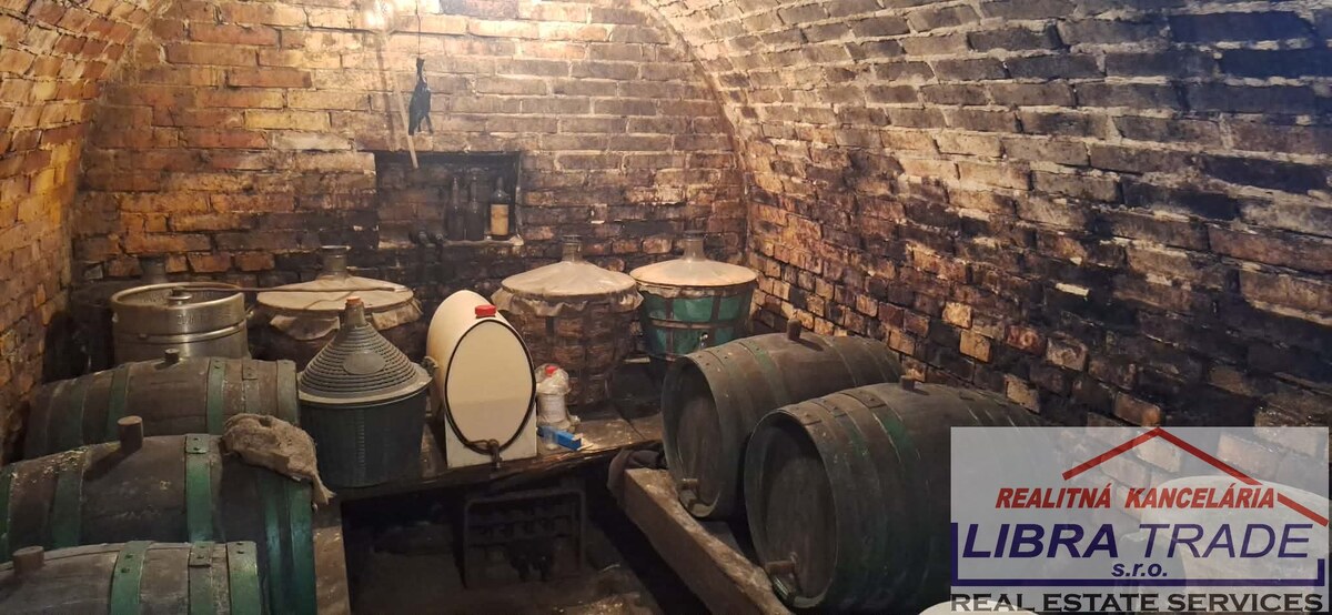 IBA U NÁS! PREDAJ - Murovaný domček s klembovou pivnicou a záhradou v obci Svätý Peter  — foto 13