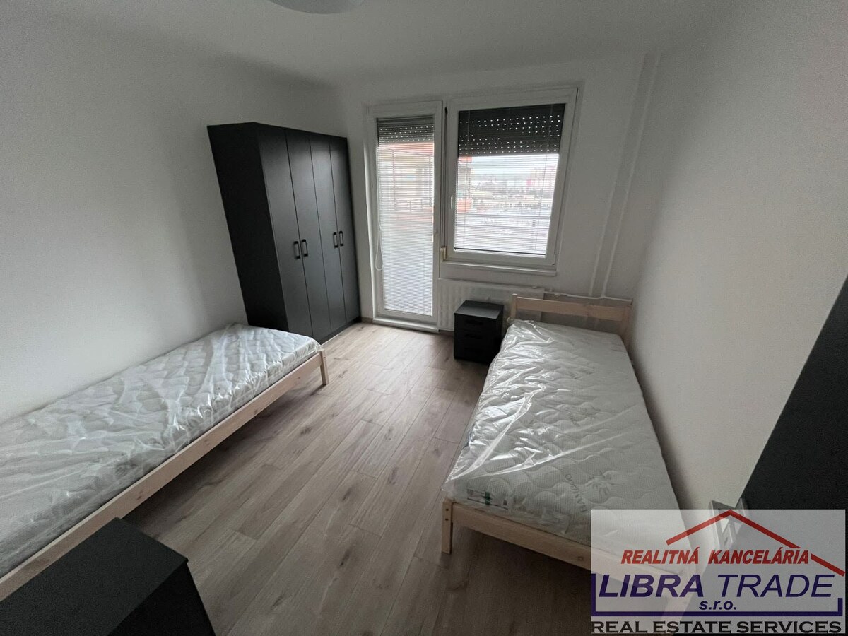 Prenájom - 3-izbový kompletne zrekonštruovaný byt  v Nových Zámkoch ul. Nábrežná — foto 3
