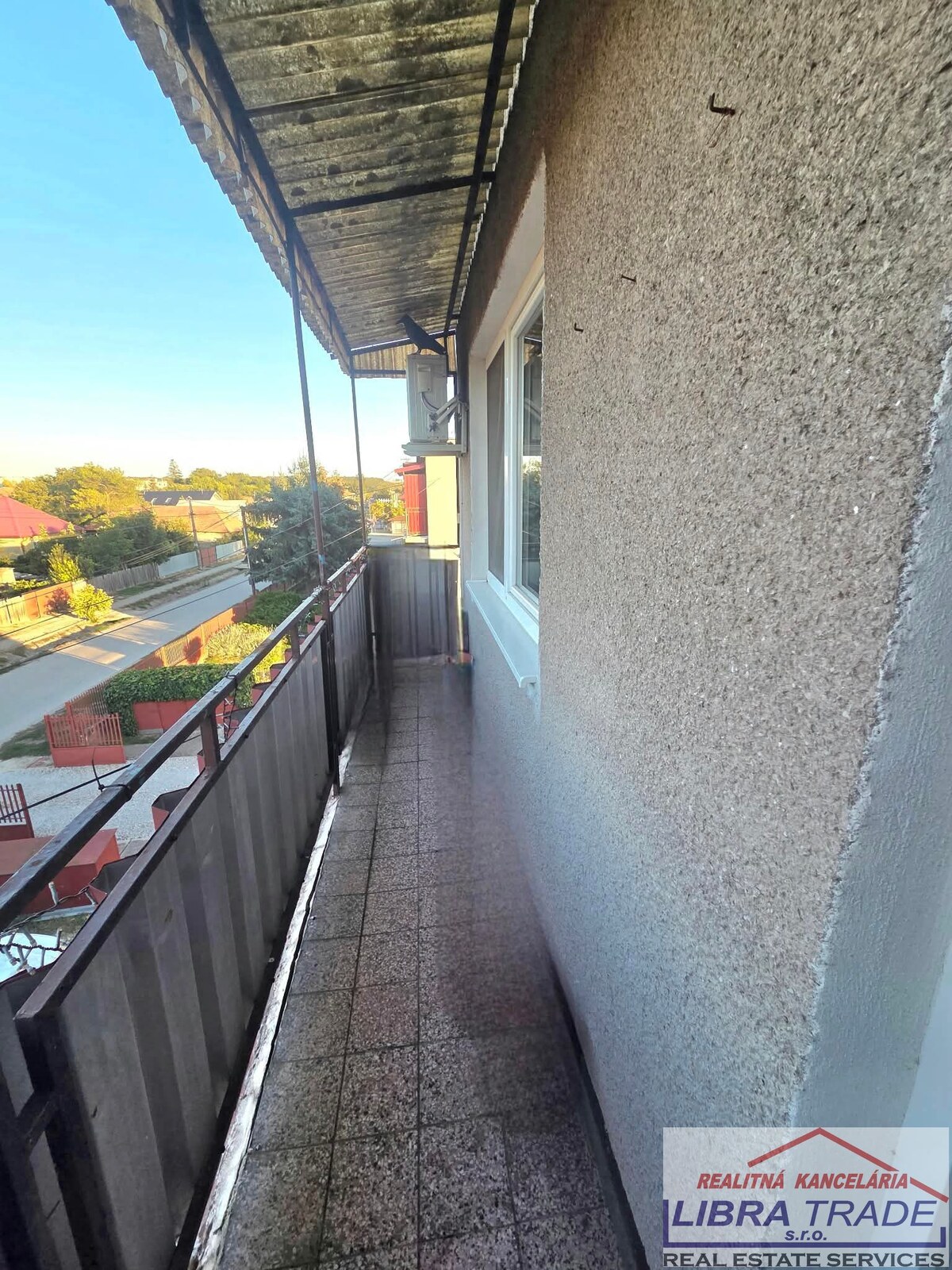 Predáme 3-izbový byt s 2 balkónmi  + GARÁŽ  + ZÁHRADKA s altánkom v obci Jasová. — foto 12