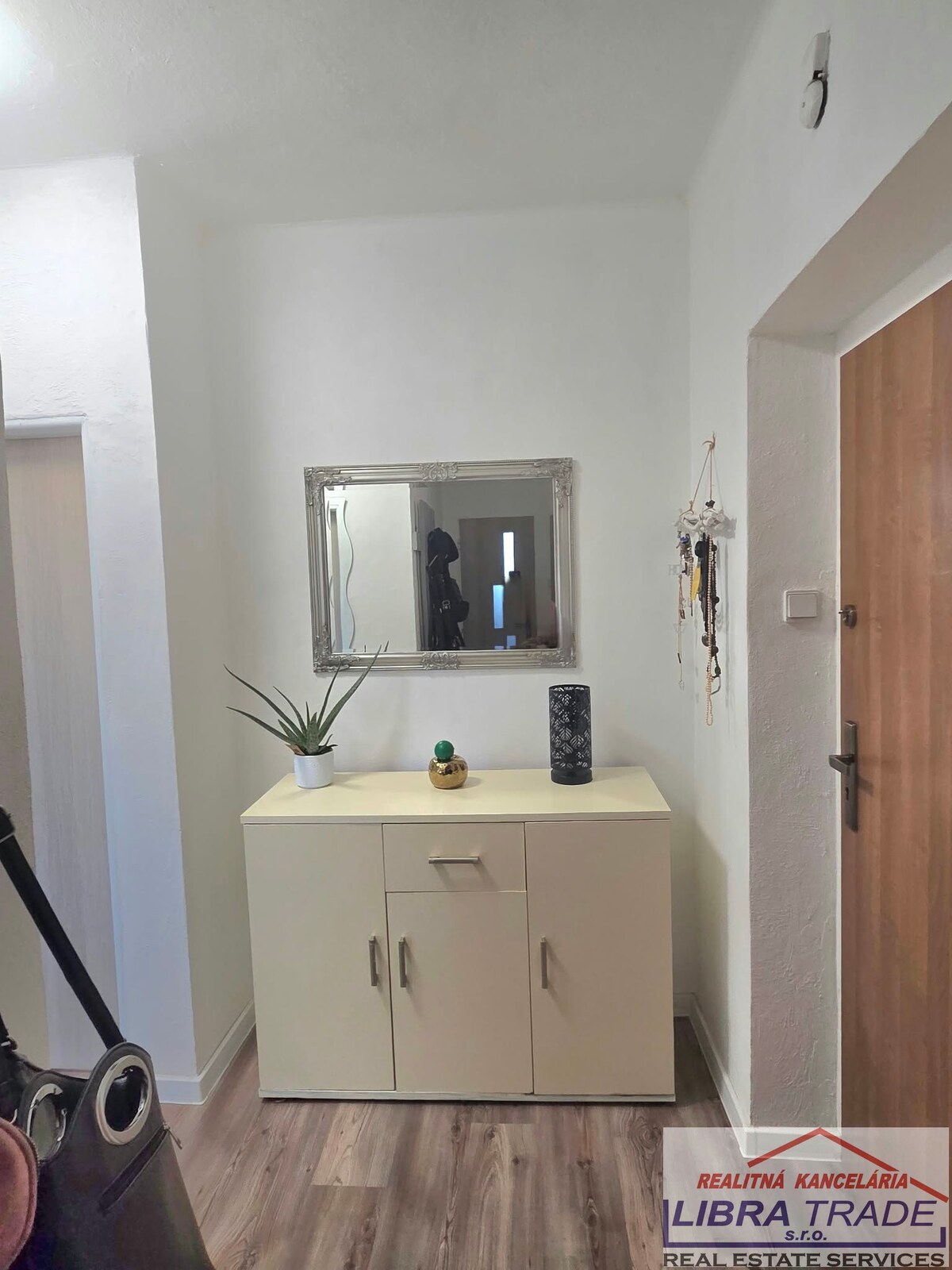 Predáme 3-izbový byt s 2 balkónmi  + GARÁŽ  + ZÁHRADKA s altánkom v obci Jasová. — foto 10